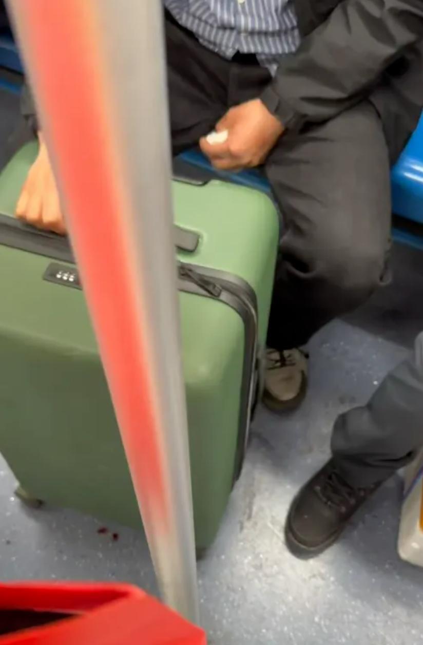 上海地铁内男子携带的拉杆箱不断有血渍渗出，地铁方回应：一切都是正常的