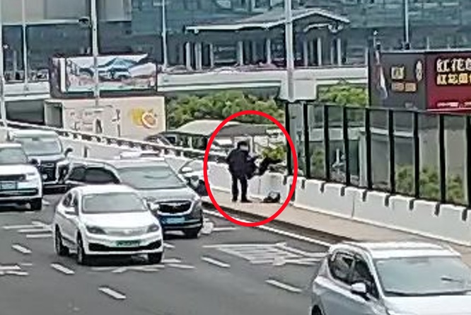 生死瞬间！00后民警用一个拥抱将他拉回！