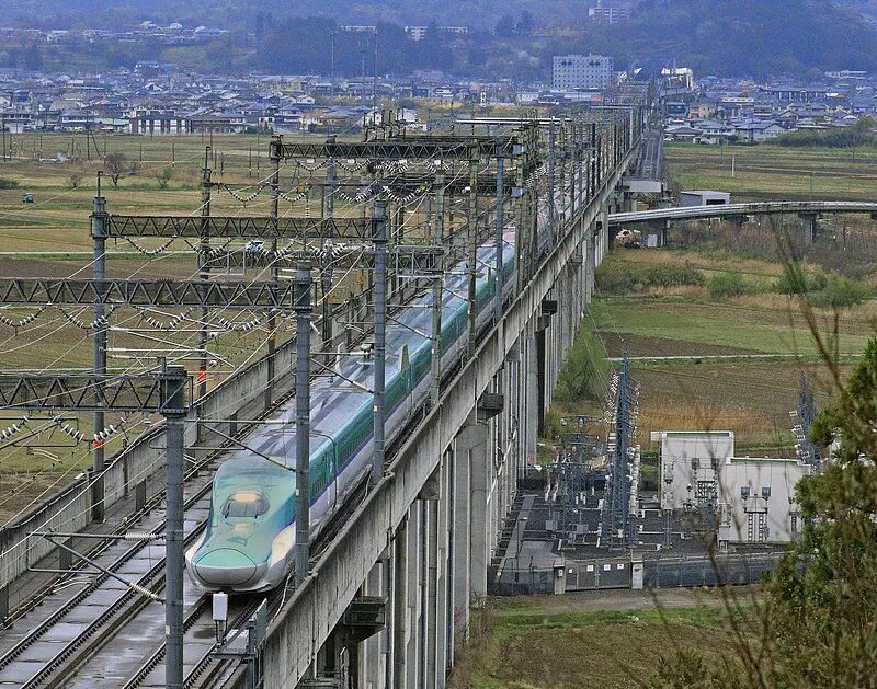 强震发生后，日本东北新干线暂停运行