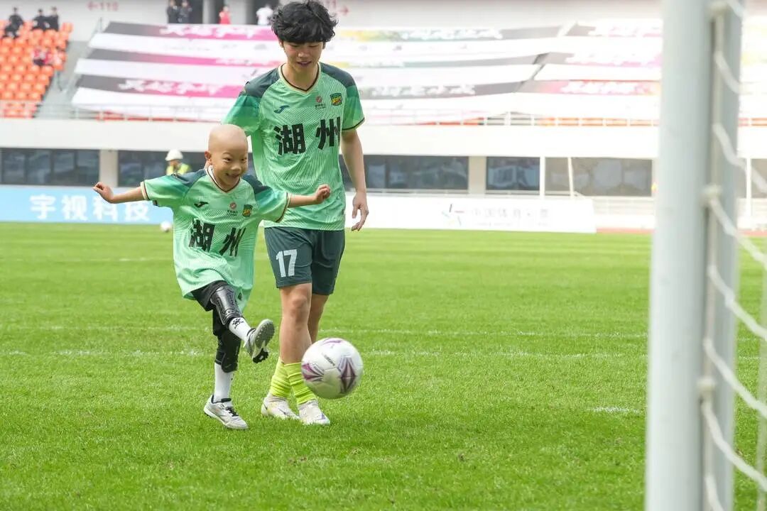 “想踢一场真正的足球”！身患罕见肿瘤的6岁四川男孩圆梦浙江绿茵场