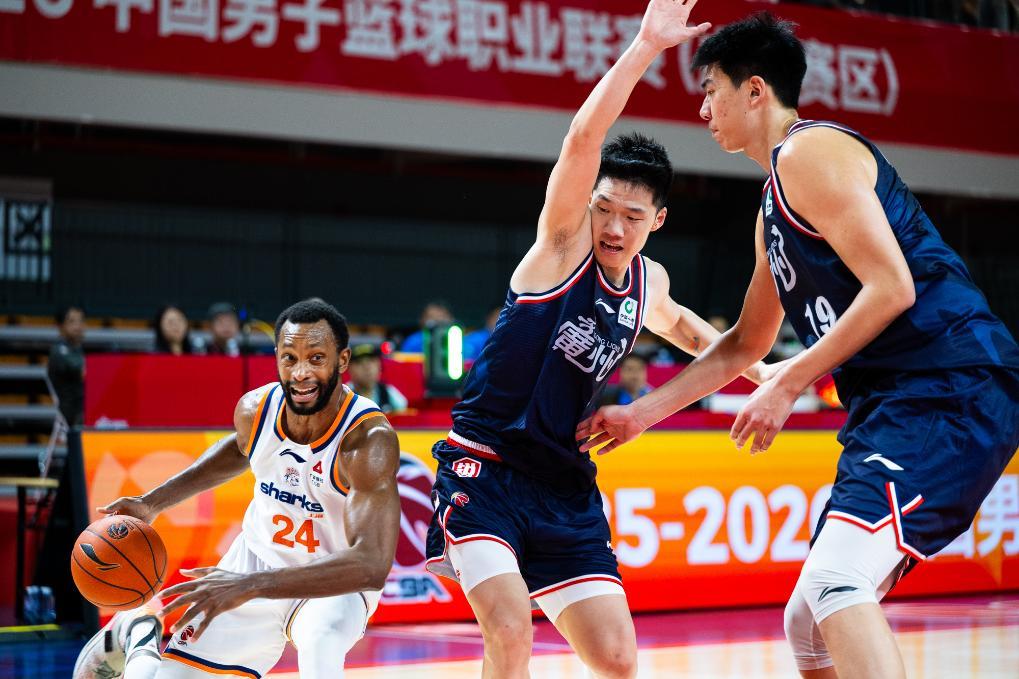 CBA一周综述：上海锁定常规赛冠军 季后赛争夺白热化