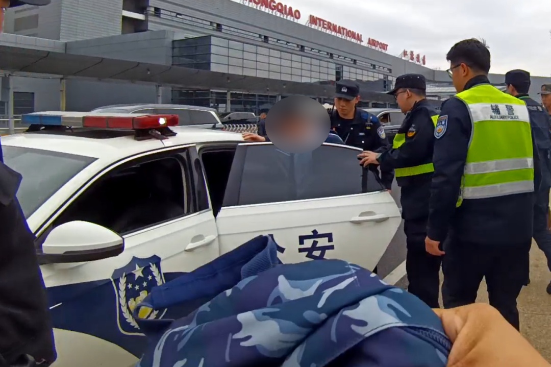 生死瞬间！00后民警用一个拥抱将他拉回！