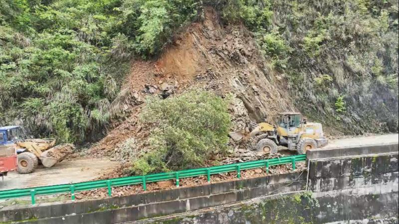江西铜鼓：持续降雨诱发山体崩塌 公路部门紧急抢通
