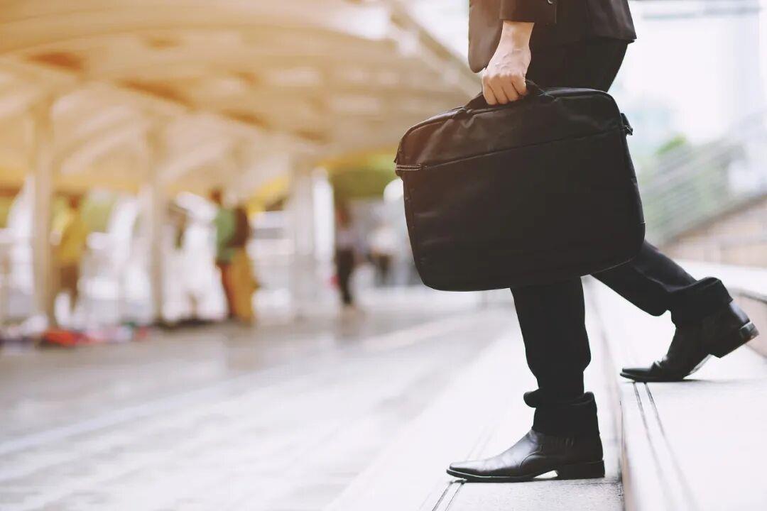 将涉密文件带回家遭“好友”偷拍传至境外 国安机关披露多起失泄密案件