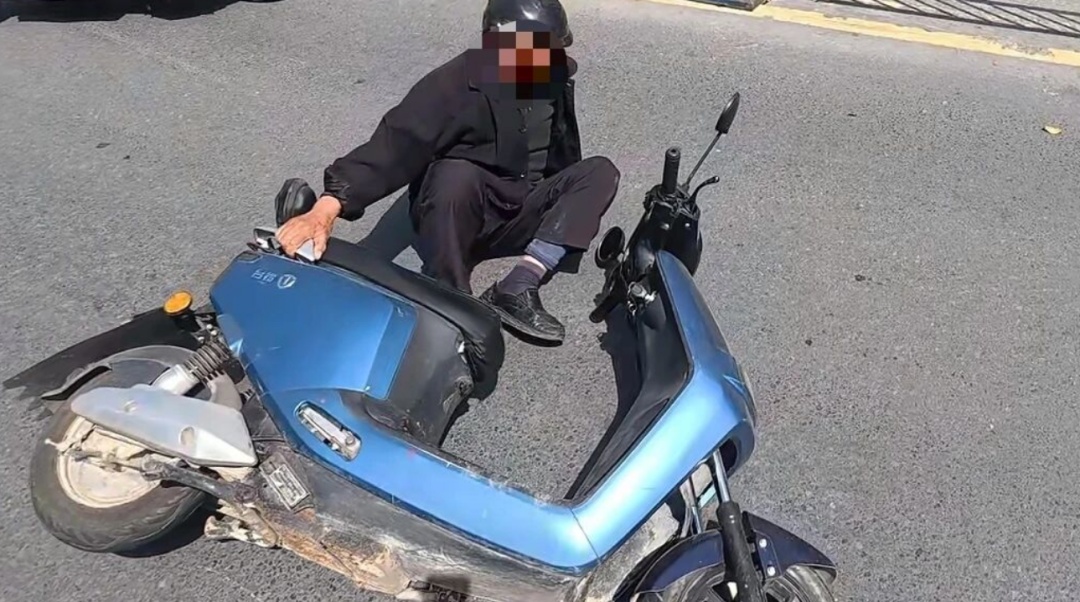 阜阳街头！外卖小哥的这个举动，被全程拍下！