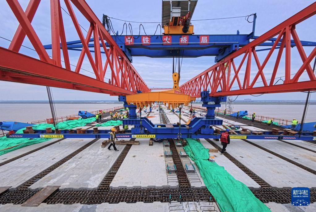 南北岸“牵手”近在咫尺！崇启公铁长江大桥预计5月底合龙