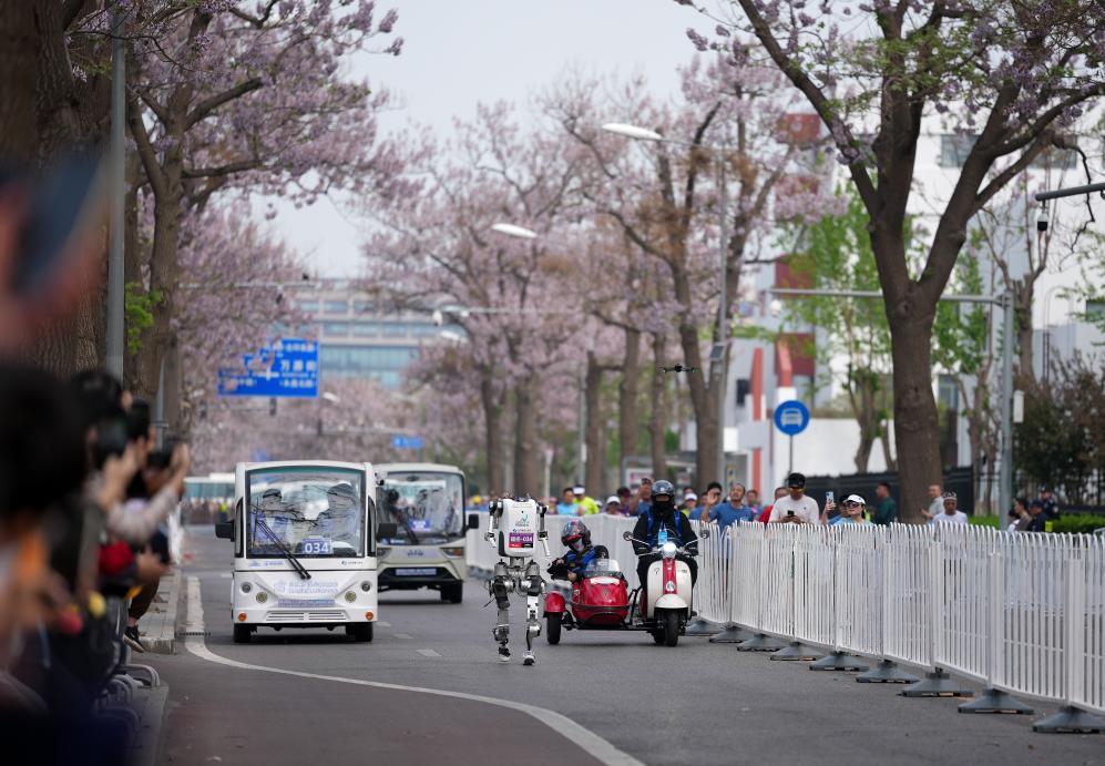 以赛促产：北京半马推动人形机器人产业“加速跑”