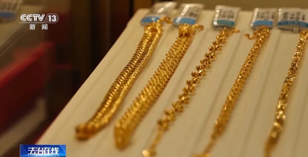 男子潜伏商场通风管道9小时，凌晨3点多切断金店电源，偷走140余万元黄金饰品！