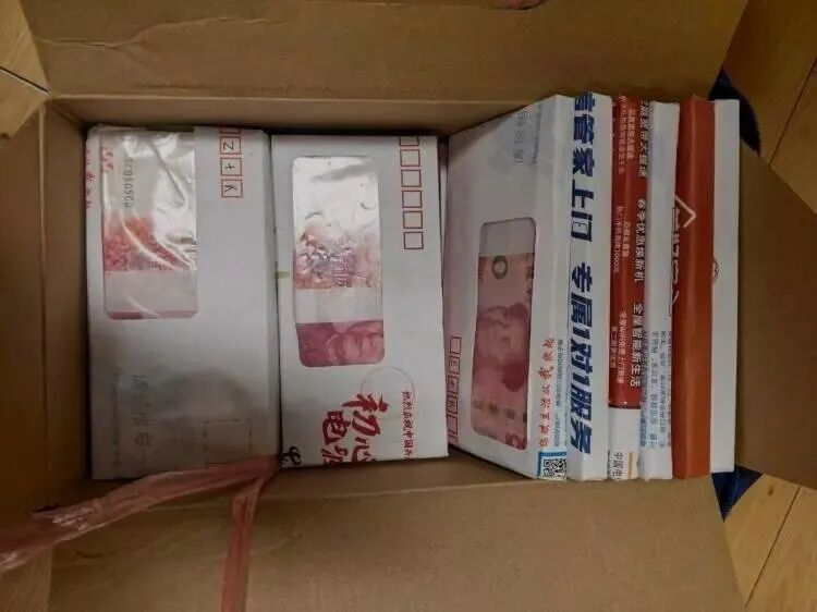 环卫工捡到藏着30万现金的牛奶箱! 在上海一小区垃圾站旁,失主居然不是来丢垃圾的人…