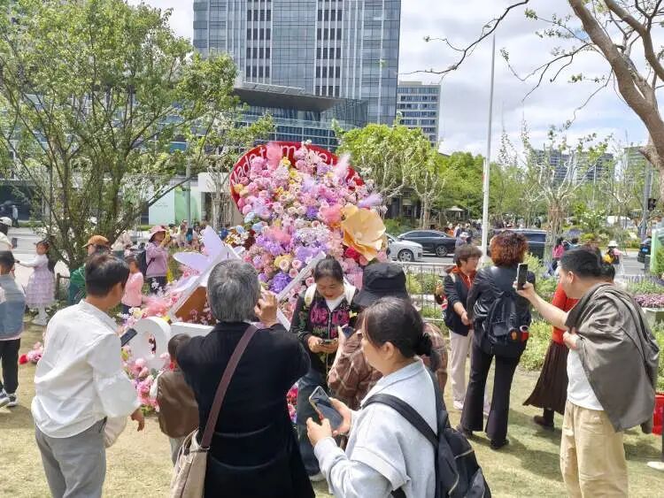 “半个上海的人都出动了”！1只西高地引爆史诗级大客流，101只西高地组团来看网红前辈