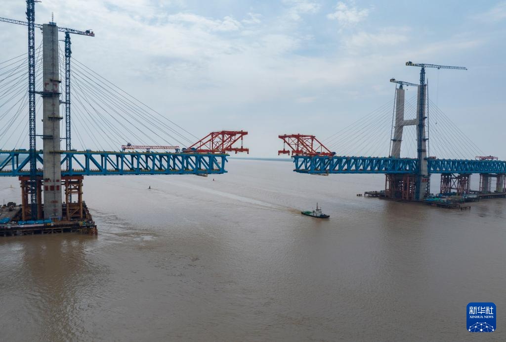 南北岸“牵手”近在咫尺！崇启公铁长江大桥预计5月底合龙