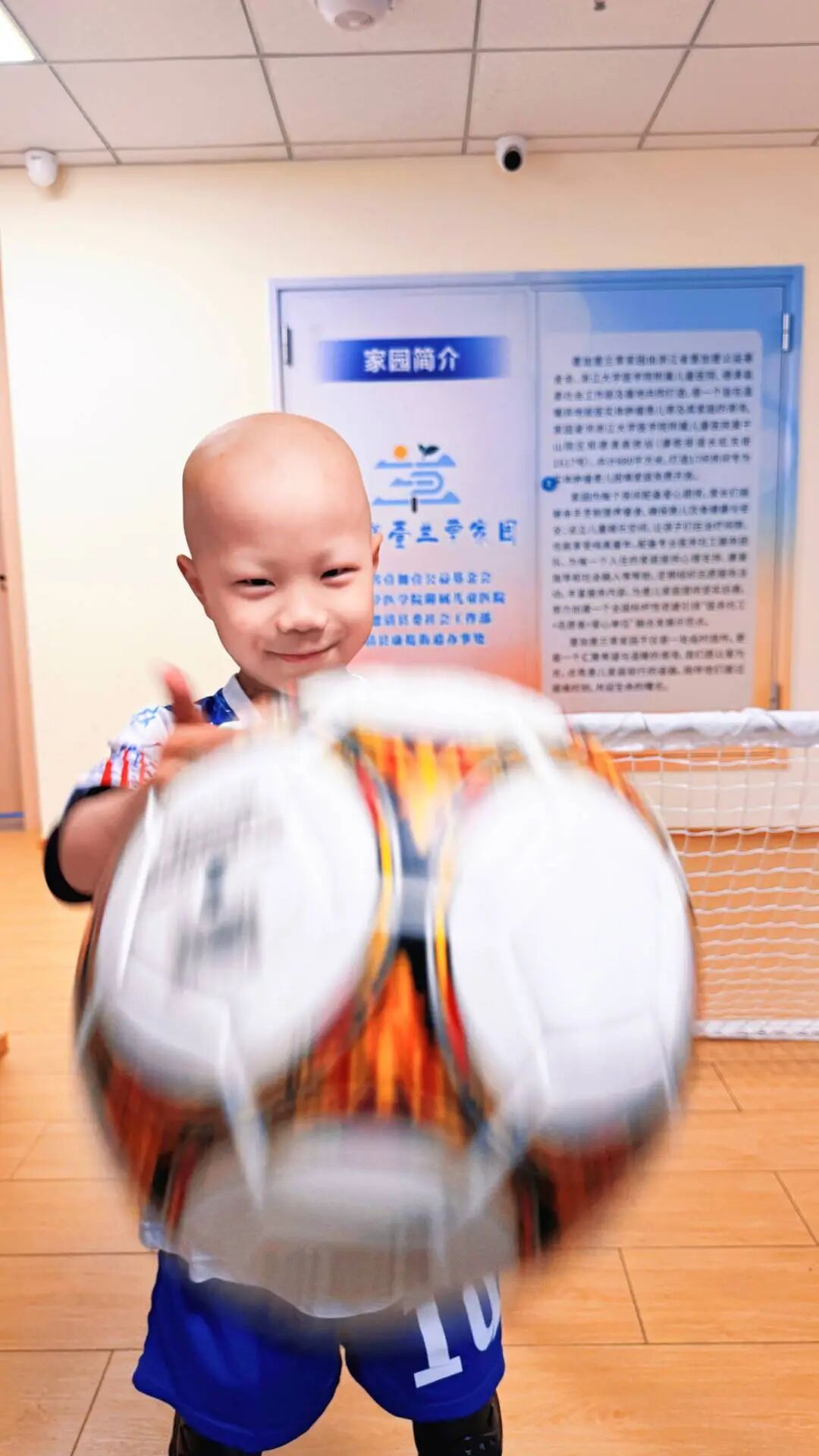 “想踢一场真正的足球”！身患罕见肿瘤的6岁四川男孩圆梦浙江绿茵场