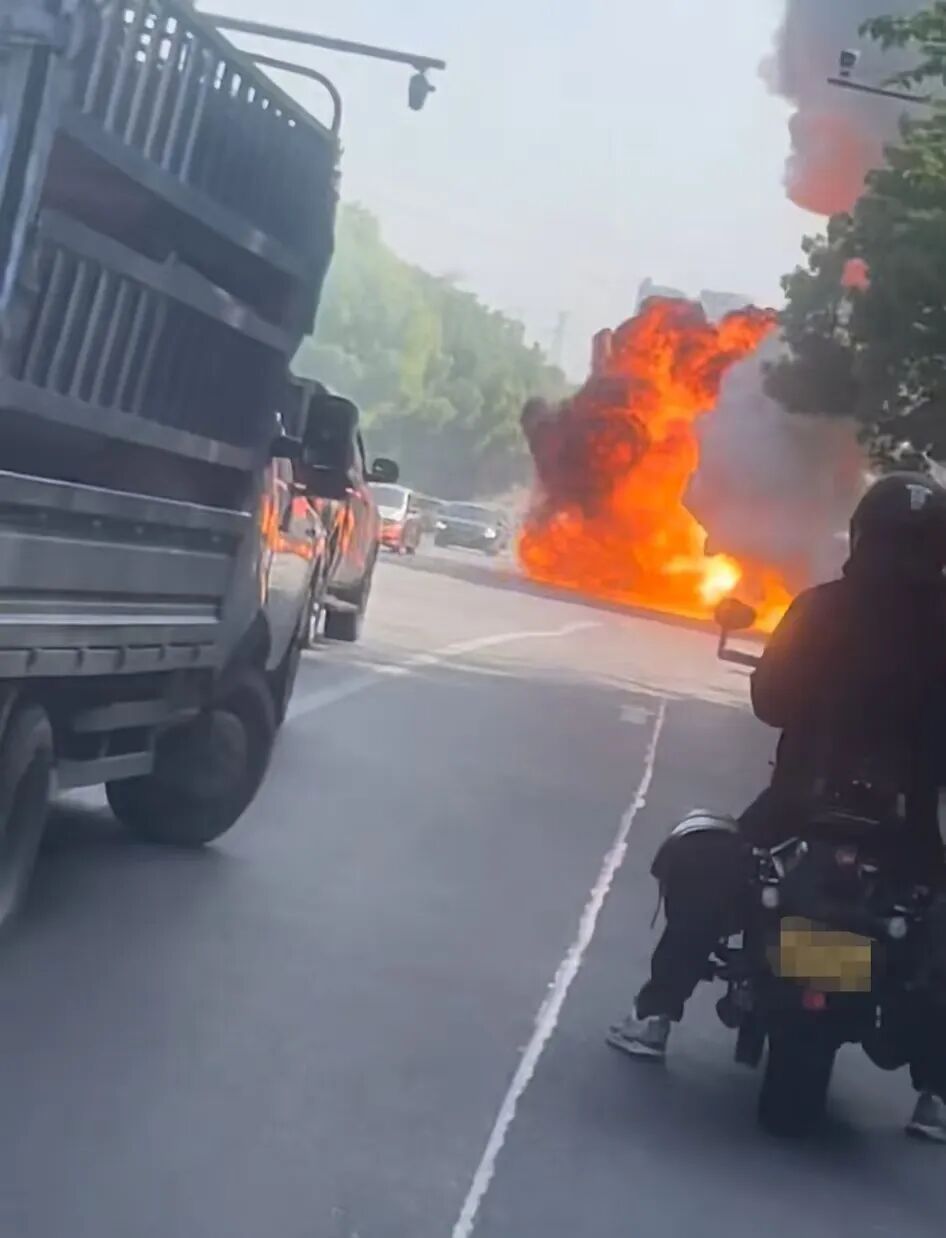 车辆突发爆燃！起火前这些征兆一定要留意→