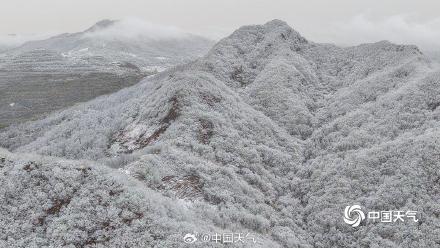 山顶覆白！辽宁本溪四月桃花雪冬春同框