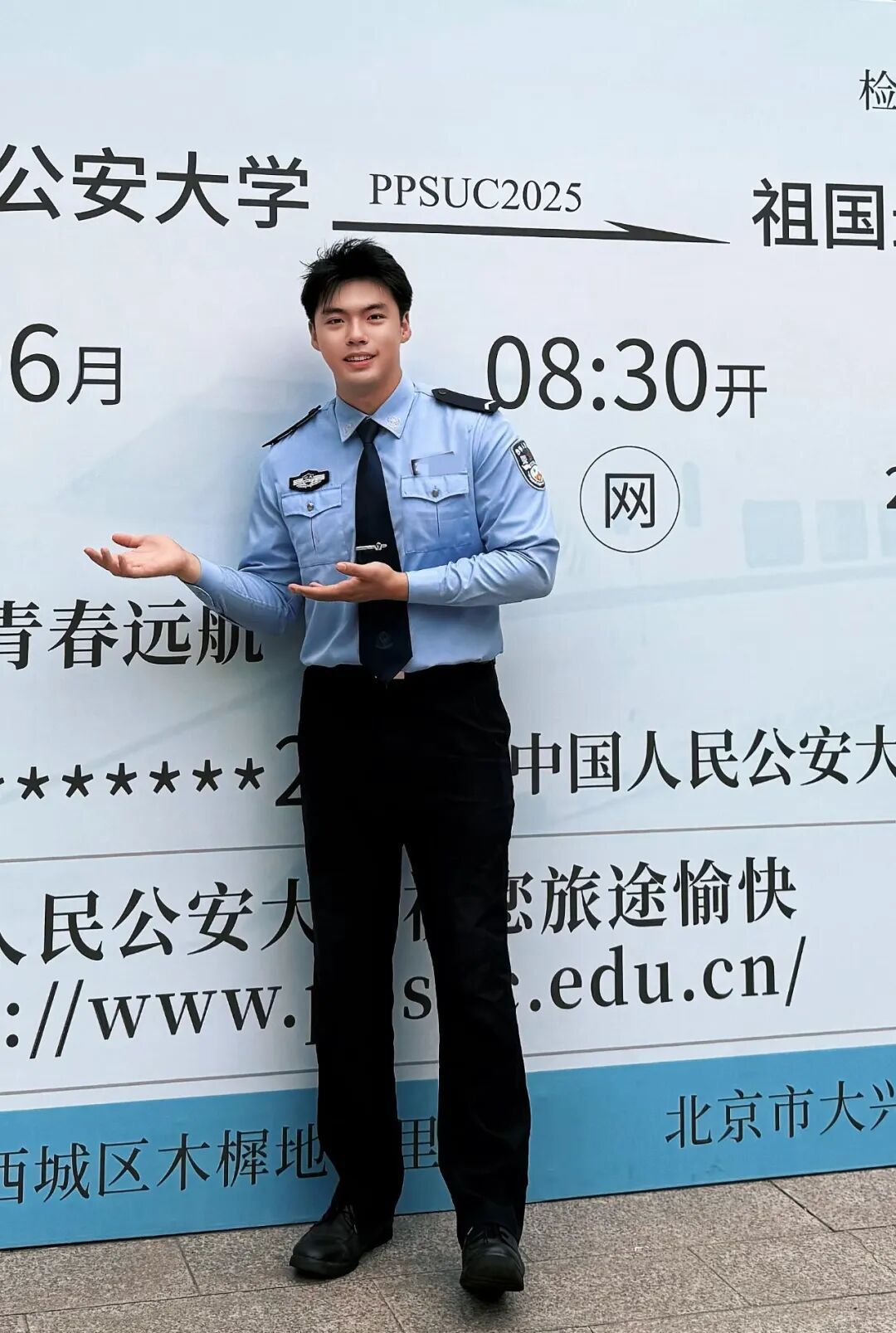 生死瞬间！00后民警用一个拥抱将他拉回！