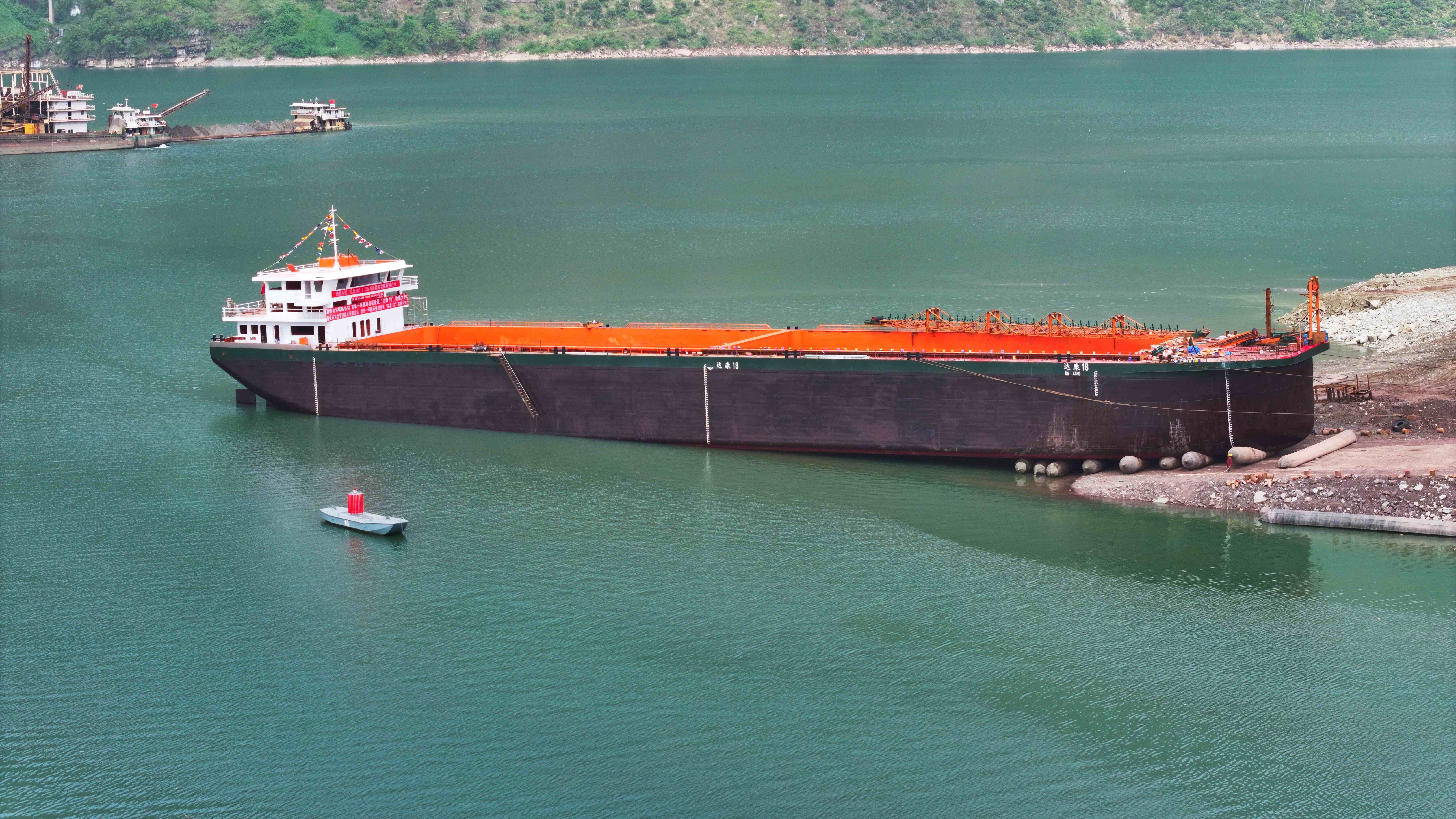 金沙江流域首艘万吨级新能源货轮下水