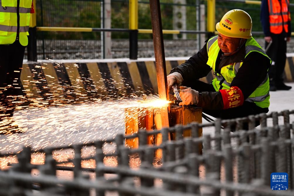 合武高铁跨宁西铁路万吨连续梁成功转体