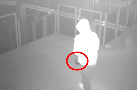 撬不开门，浙江一男子竟从隔壁卫生间天花板打洞进财务室盗窃！警方：已在杭州落网