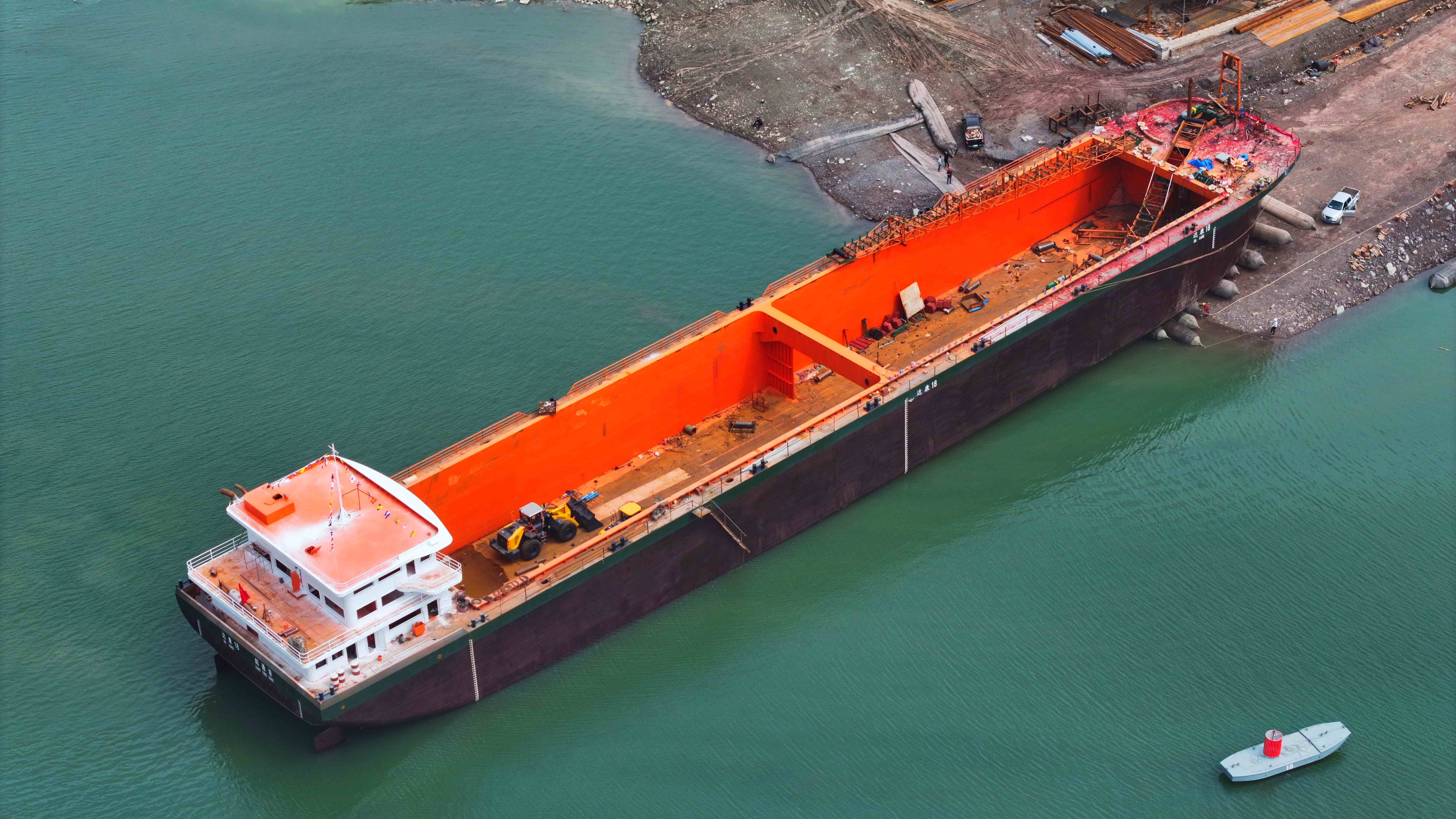 金沙江流域首艘万吨级新能源货轮下水