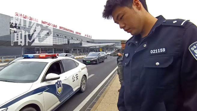 上海虹桥机场附近，一男子爬上高架轻生！千钧一发之际，有民警经过...