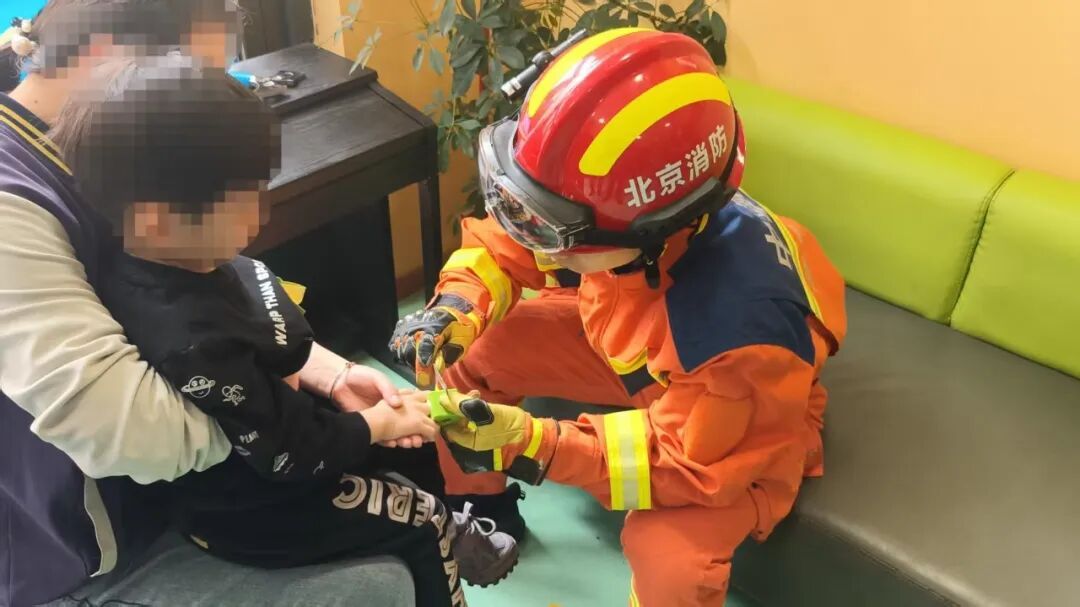 儿童手指不慎被卡积木空洞中 大兴消防助脱困