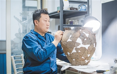 27年，他让超万件陶瓷文物“重生”