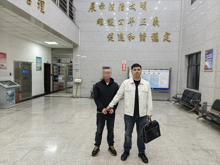 假意观棋，实则做贼！男子在人群中“丝滑”盗走手机