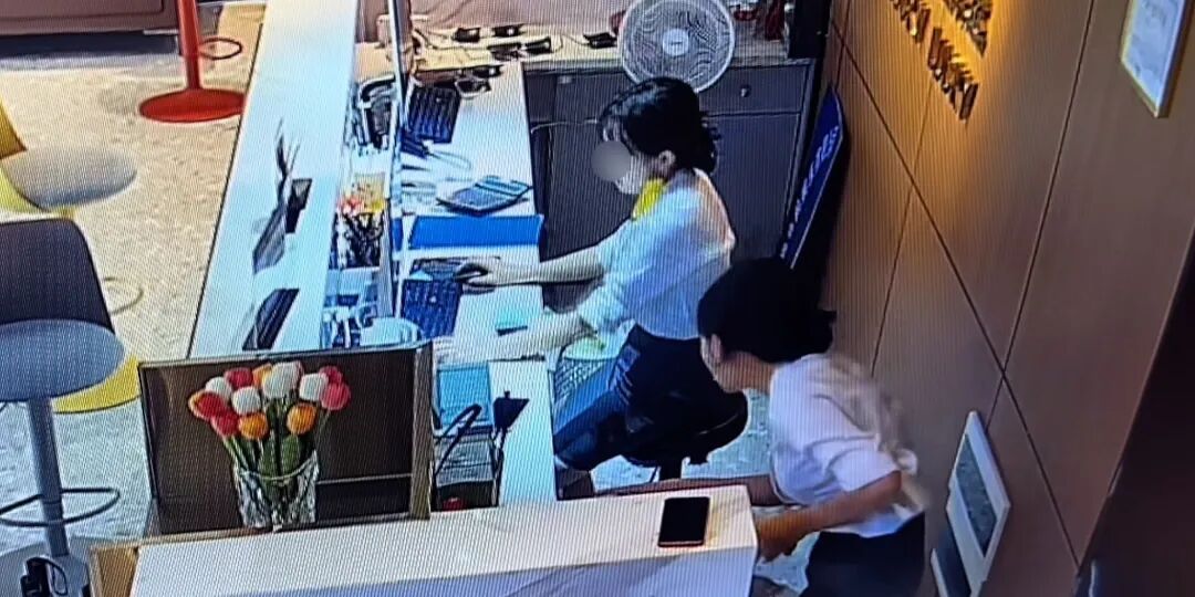 一酒店女子拆快递误甩飞美工刀打到同事脖颈，酒店回应