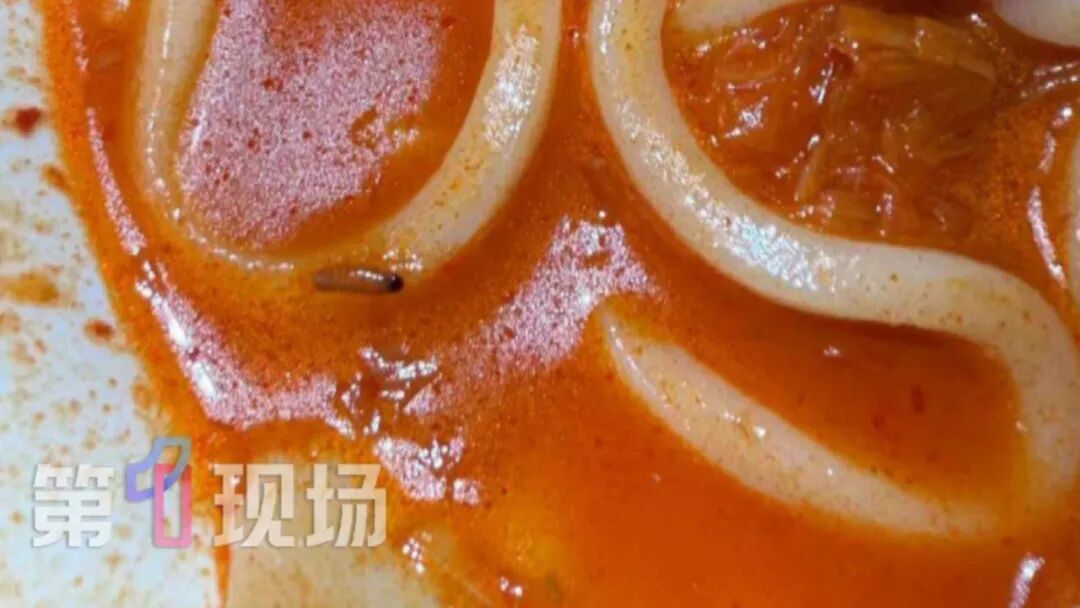 “当场就吐了”，消费者称在深圳山姆购网红产品吃出蛆虫！厂家回应：正在排查虫源