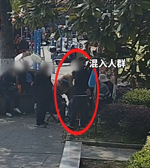 假意观棋，实则做贼！男子在人群中“丝滑”盗走手机