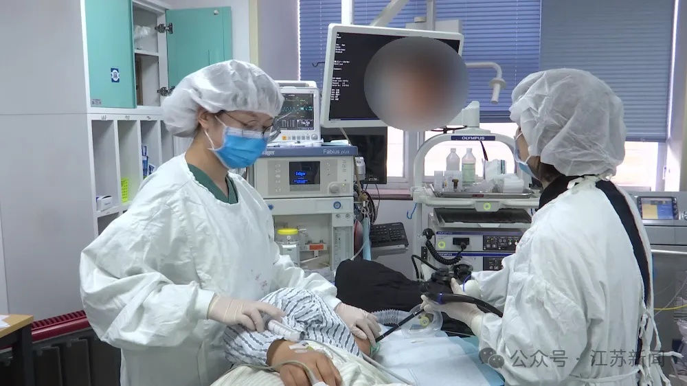 《我在故宫修文物》导演因急性胃出血离世，“小胃炎”为何变成致命胃出血？