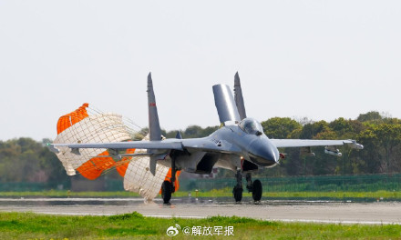 组图上新！空军战机接续升空展开训练