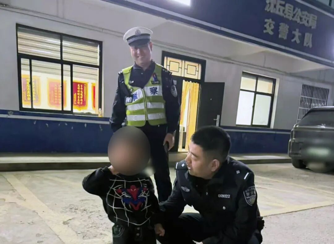 3岁幼童走失，警民爱心接力找到家人