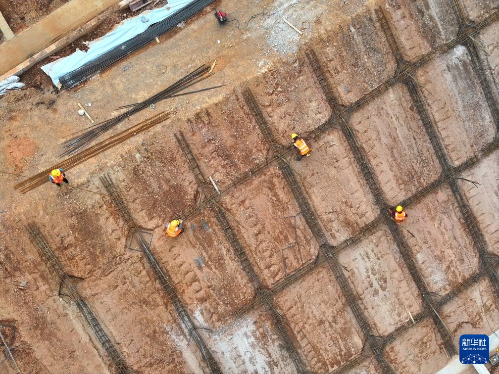 广西：柳覃高速春日施工忙