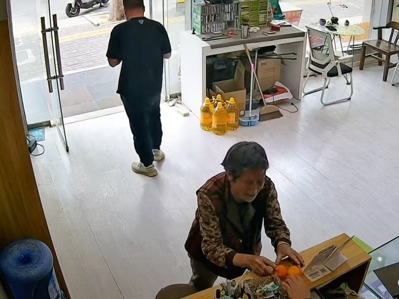 “这种开心无法用金钱来衡量！”洛阳一手机店免费为老人修手机，获赠三颗橘子