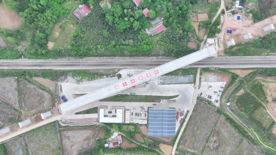 近2万吨，成功转体！这条设计时速350公里高铁有新进展