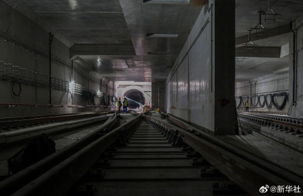 上海首条穿越长江轨道线轨道贯通