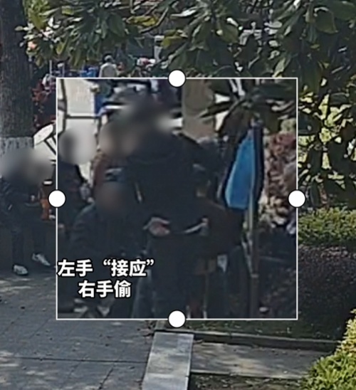 假意观棋，实则做贼！男子在人群中“丝滑”盗走手机