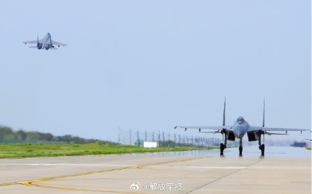 组图上新！空军战机接续升空展开训练