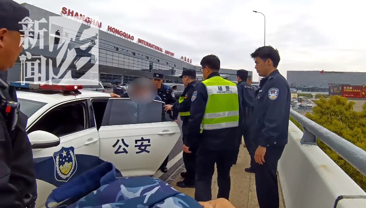 上海虹桥机场附近，一男子爬上高架轻生！千钧一发之际，有民警经过...