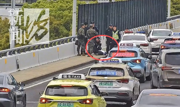 上海虹桥机场附近，一男子爬上高架轻生！千钧一发之际，有民警经过...