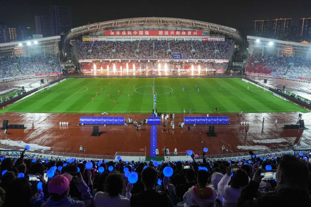 银行扎堆往球场跑，到底图啥？