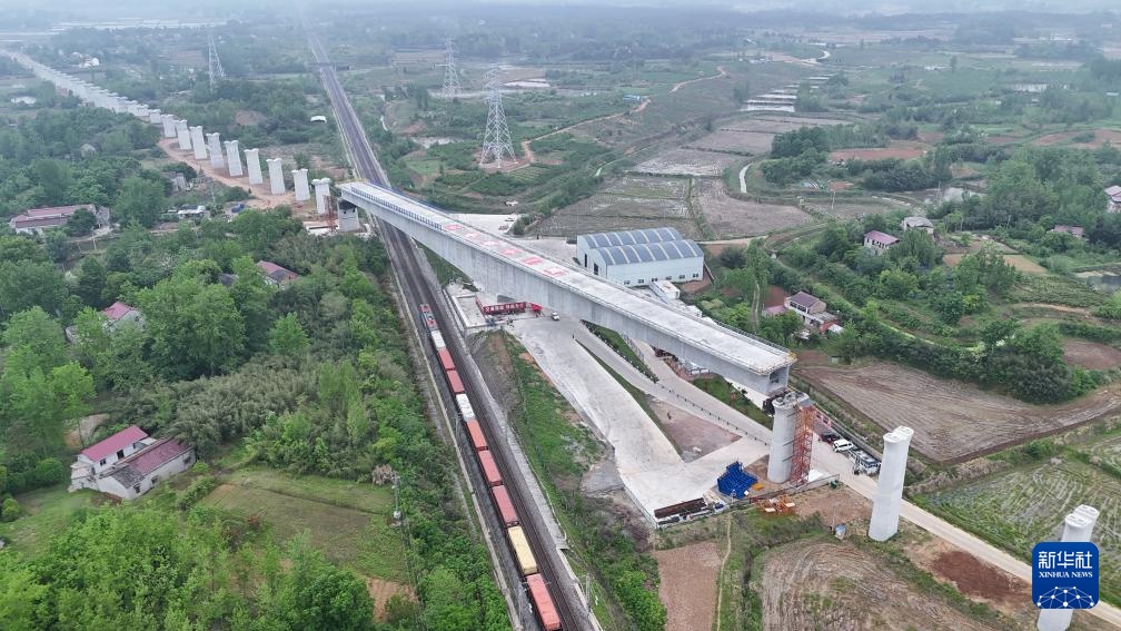 合武高铁跨宁西铁路万吨连续梁成功转体