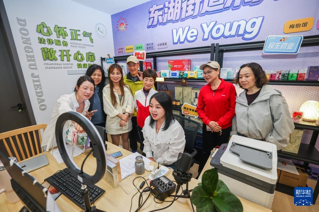 老年夜校打造“饭后一小时”银发族学习平台