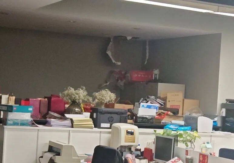 撬不开门，浙江一男子竟从隔壁卫生间天花板打洞进财务室盗窃！警方：已在杭州落网