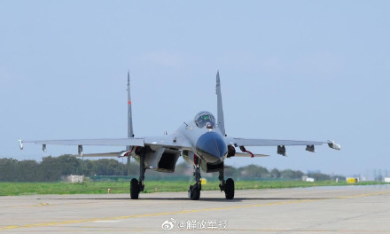 组图上新！空军战机接续升空展开训练