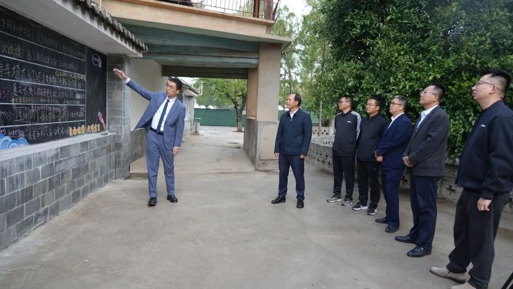 被学生“吐槽”，周一上午，校领导在墙边开会……