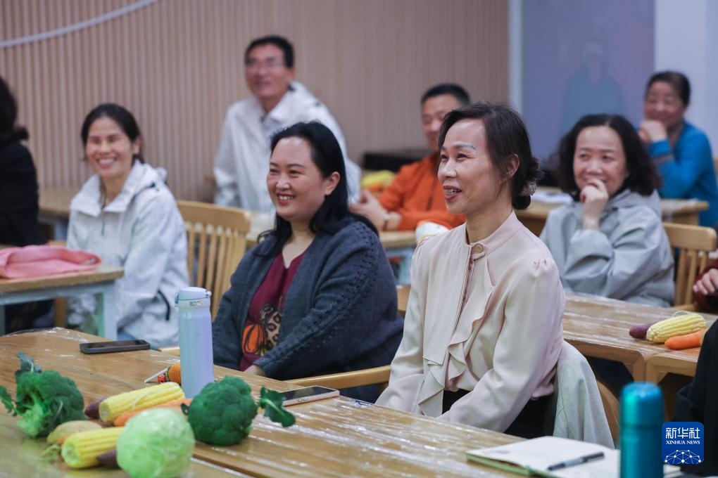 老年夜校打造“饭后一小时”银发族学习平台