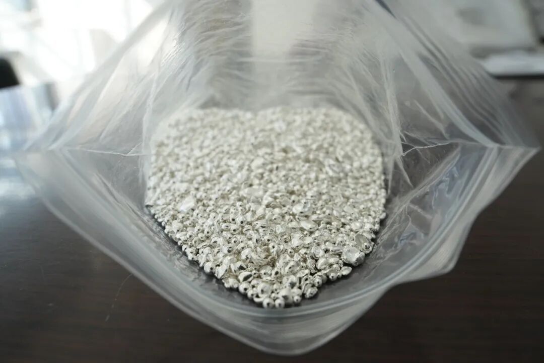 男子穿纸尿裤藏1.65千克银粒，被深圳海关查获：系帮他人带进境，并收取“带工费”