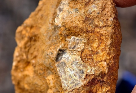 8岁娃爬山发现这两样东西，推测山下有黄金，爸爸一查：真有线索